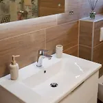 Апартаменты Royal Oak With Private Parking *