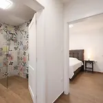 Royal Oak With Private Parking Апартаменты *