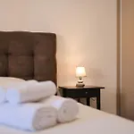 Апартаменты Royal Oak With Private Parking