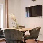 Апартаменты Royal Oak With Private Parking *